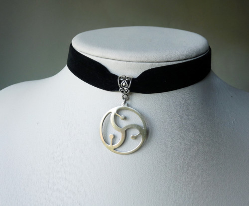 Sametový choker s trojnou monádou — foto 1