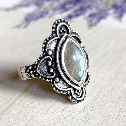 Eleganti vintage prsten s labradoritem