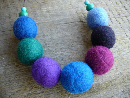 Plstěné korále / lila/blue/green — foto 1
