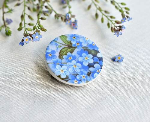 Nezapomeň porcelánová brož — foto 1