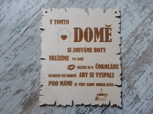 Dřevěná cedulka U NÁS DOMA 25x20 cm