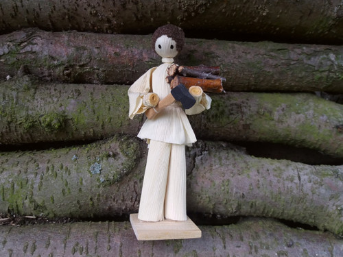 Panáček se sekyrkou a dřevem