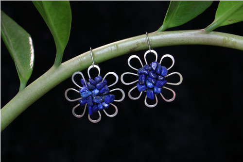 Kvítek s lapis lazuli (chir. ocel)