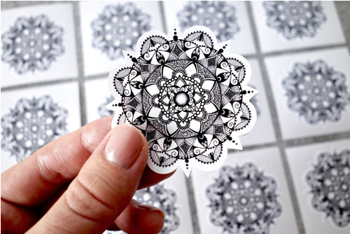 Samolepka mandala Sám sebou, reprodukce kresby, M