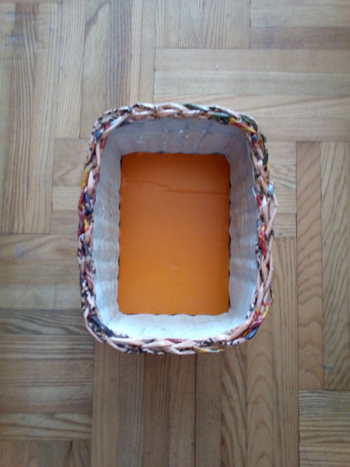 Košík, bílý s oranžovou.