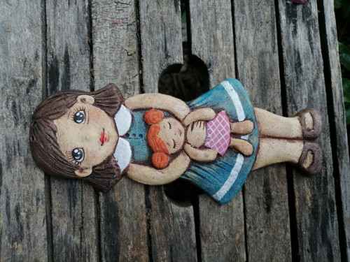 Holčička s panenkou , malovaná — foto 1