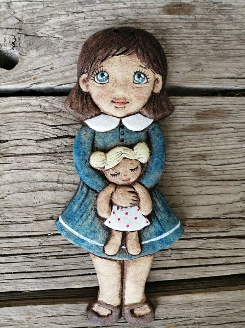 Holčička s panenkou , malovaná — foto 1
