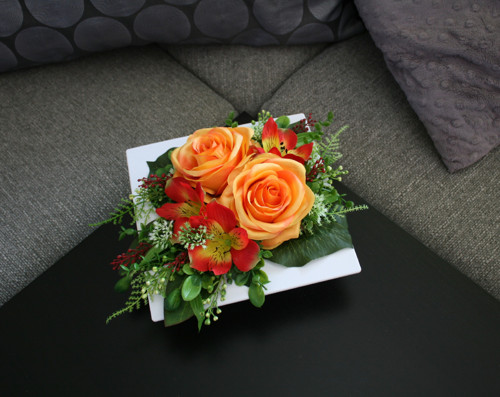 Ikebana s růžemi a alstromeriemi — foto 1