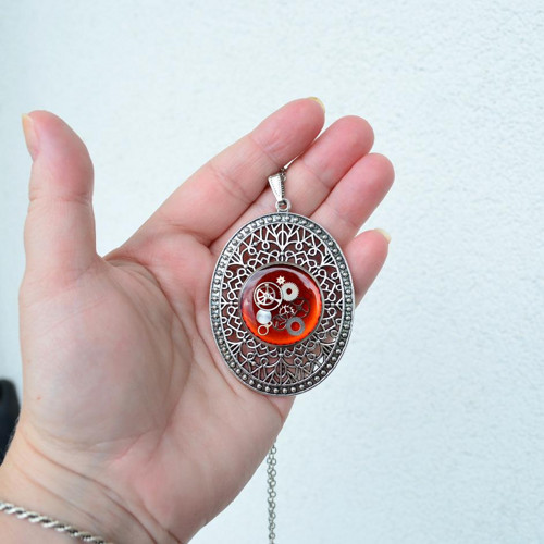 Steampunkový náhrdelník s oranžovým středem
