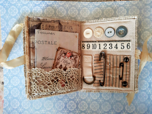 Textilní knížečka se šitím a dvěma kapsičkami. — foto 1