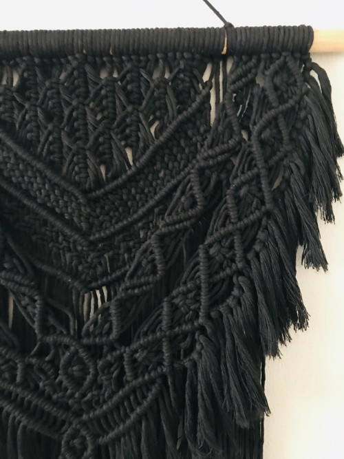 Nastenna drhana dekorace macrame black magic — foto 1