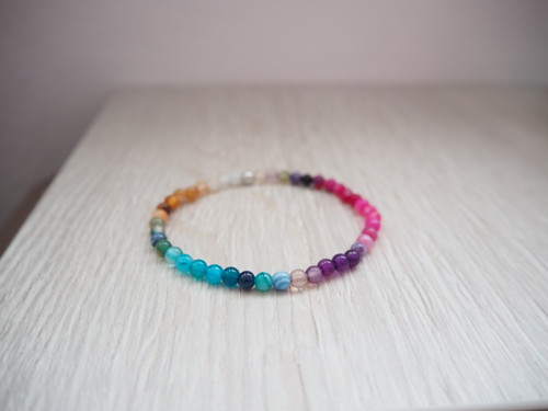 Veselý minimalistický minerální náramek z achátu