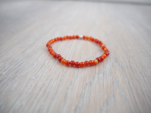 Minimalistický náramek z karneolu
