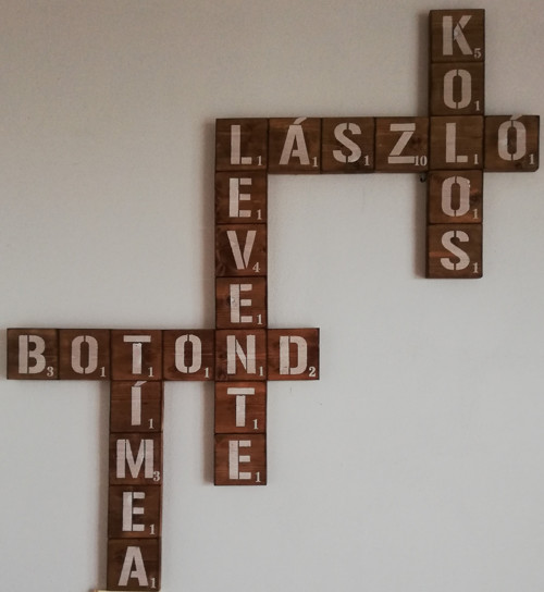 Scrabble - drevené písmenká na stenu