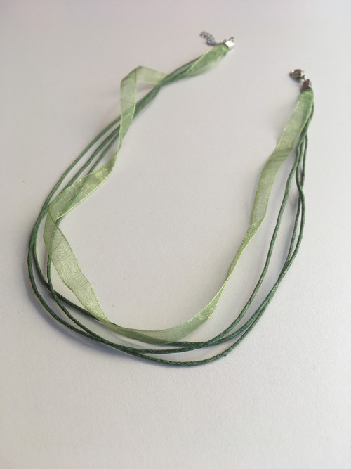 Šňůrka náhrdelník organza, zelená — foto 1