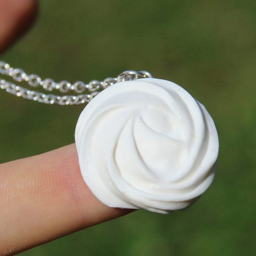 Meringue - sněhová pusinka (fimo náhrdelník)