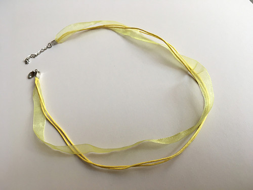 Šňůrka náhrdelník organza, světle žlutá