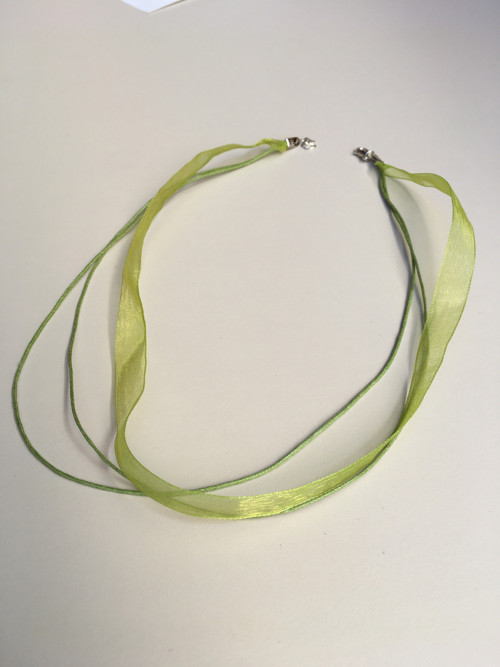 Šňůrka náhrdelník organza, limetkově zelená