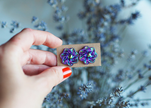 Krystalické náušnice lesklé kytičky violet