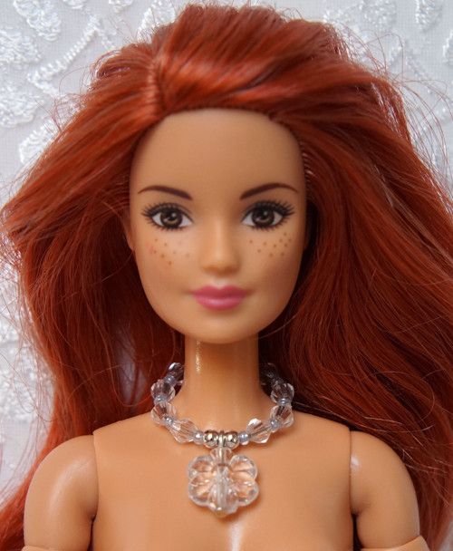Náhrdelník pro Barbie s kytičkou — foto 1