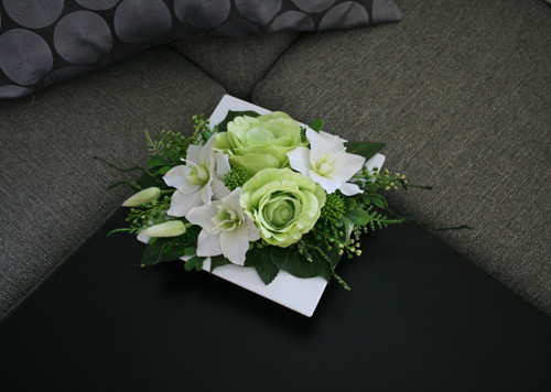 Ikebana s růžemi a euchariusy do zelena — foto 1