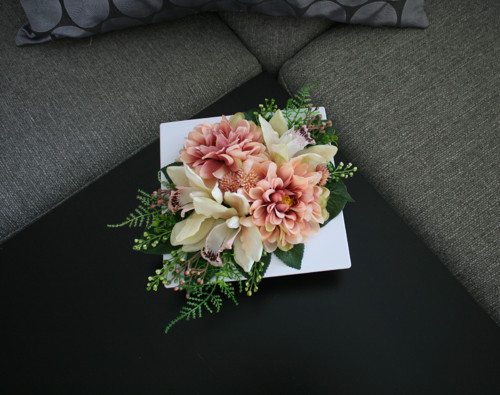Ikebana s chryzantémami a orchidejemi — foto 1