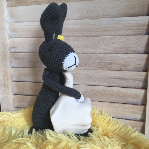 Háčkovaný zajíček - tmavě šedý - 20 cm — foto 1