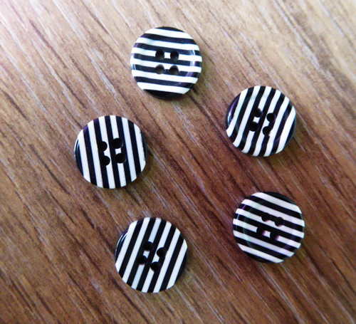 Pruhovaný knoflík