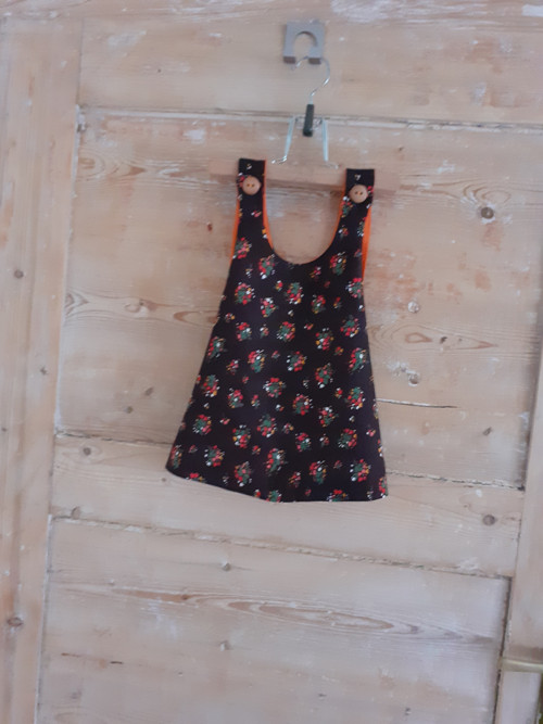 Zástěrka hnědá kytičková, vel. 98 — foto 1