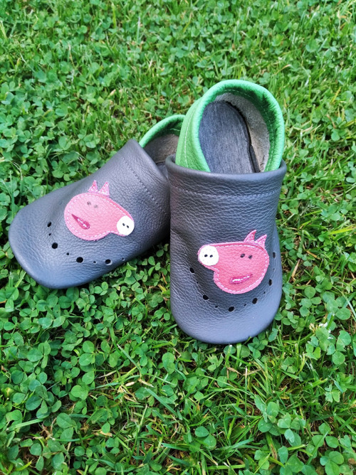 Kožené capáčky Prasátko Pepa — foto 1