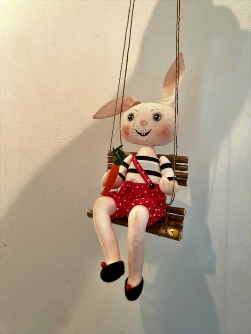 Zajíc na houpačce