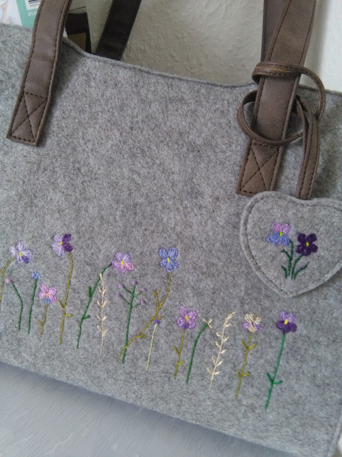 Violett (ručně vyšívaná kabelka) — foto 1