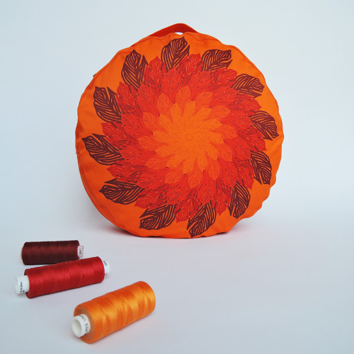 Peříčková mandala na oranžové - meditační polštář