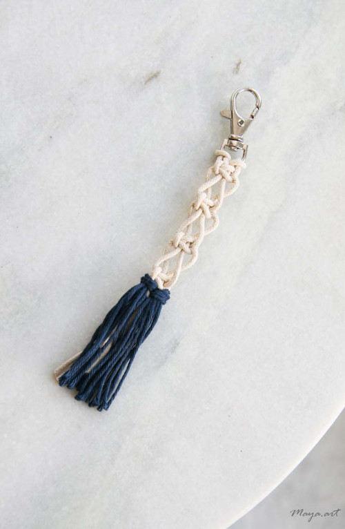Střapec na kabelku MACRAMÉ ACCESSORIES modrý
