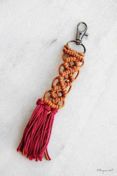 Střapec MACRAMÉ ACCESSORIES červenohnědý