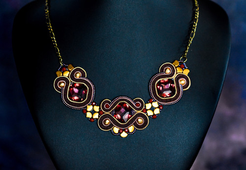Soutache náhrdelník s kryštálmi