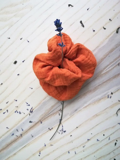 Gumička do vlasov - scrunchie z mušelínu