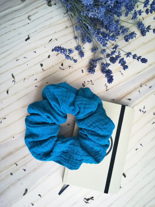 Gumička do vlasov - scrunchie z mušelínu