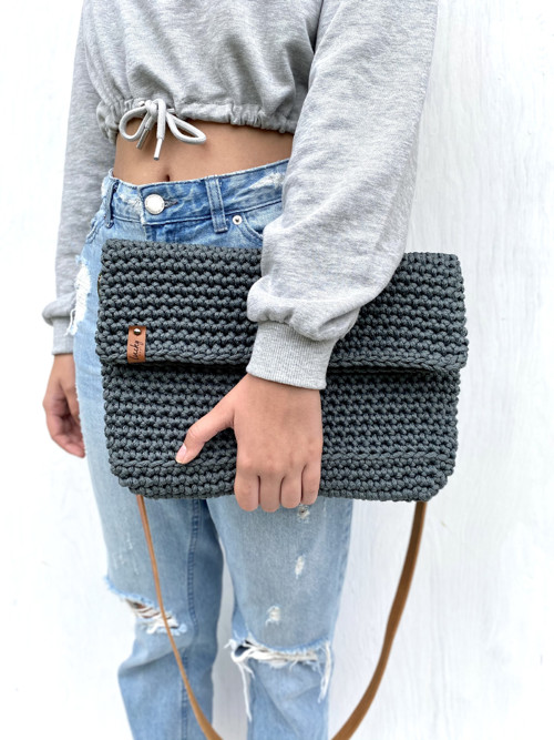 Háčkovaná kabelka s přehnutím “Tmavě šedá”