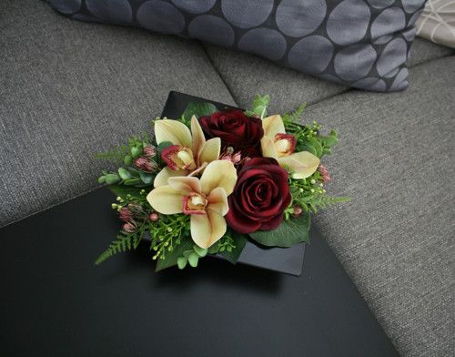 Ikebana s růžemi a orchidejemi — foto 1
