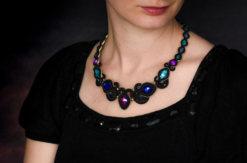Soutache čierny náhrdelník s farebnými kryštálmi