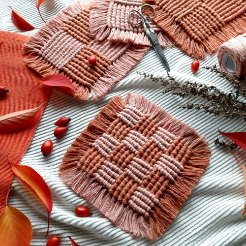 Prostírka macramé - čtvercová, terakota/blush 4x4