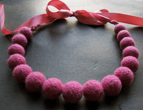 Plyško-náhrdelník stuha světlá magenta