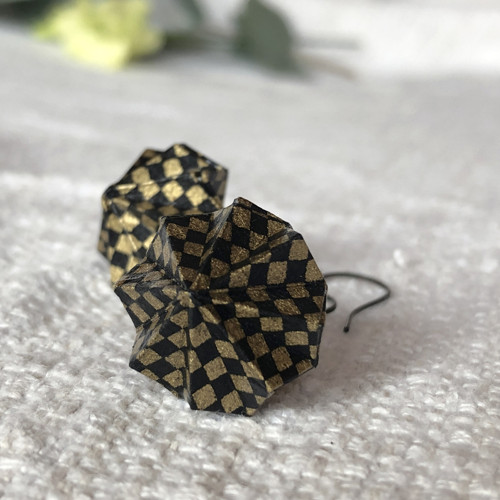 Kostkované origami náušnice — foto 1