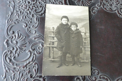 Bratři... stará fotografie — foto 1