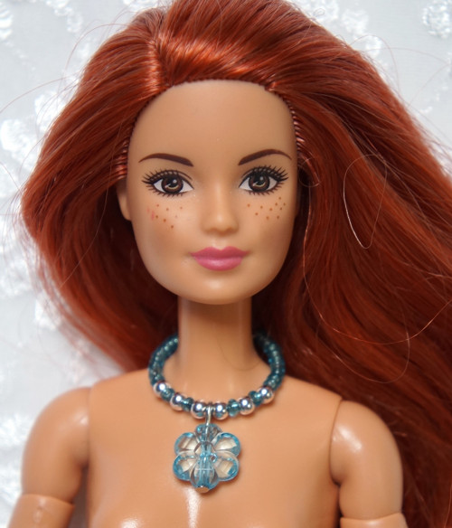 Náhrdelník pro Barbie s kytičkou — foto 1