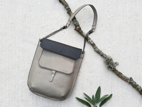 Šedočerná kožená crossbody kabelka