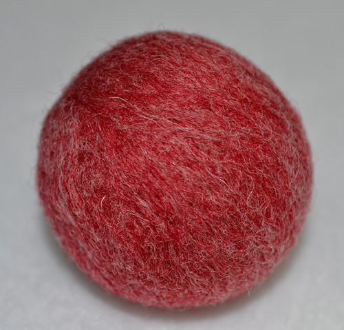 Plstěná kulička MERINO - červený melír (Ø4cm)