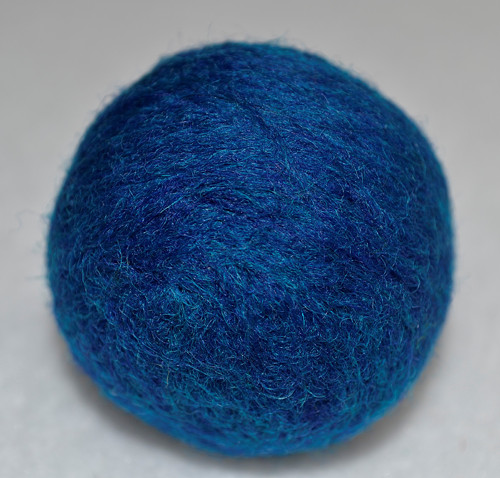 Plstěná kulička MERINO - safír.modrá duhová(Ø4cm)