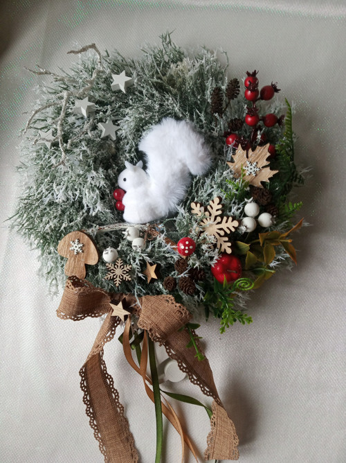 Adventní věneček s veverkou — foto 1